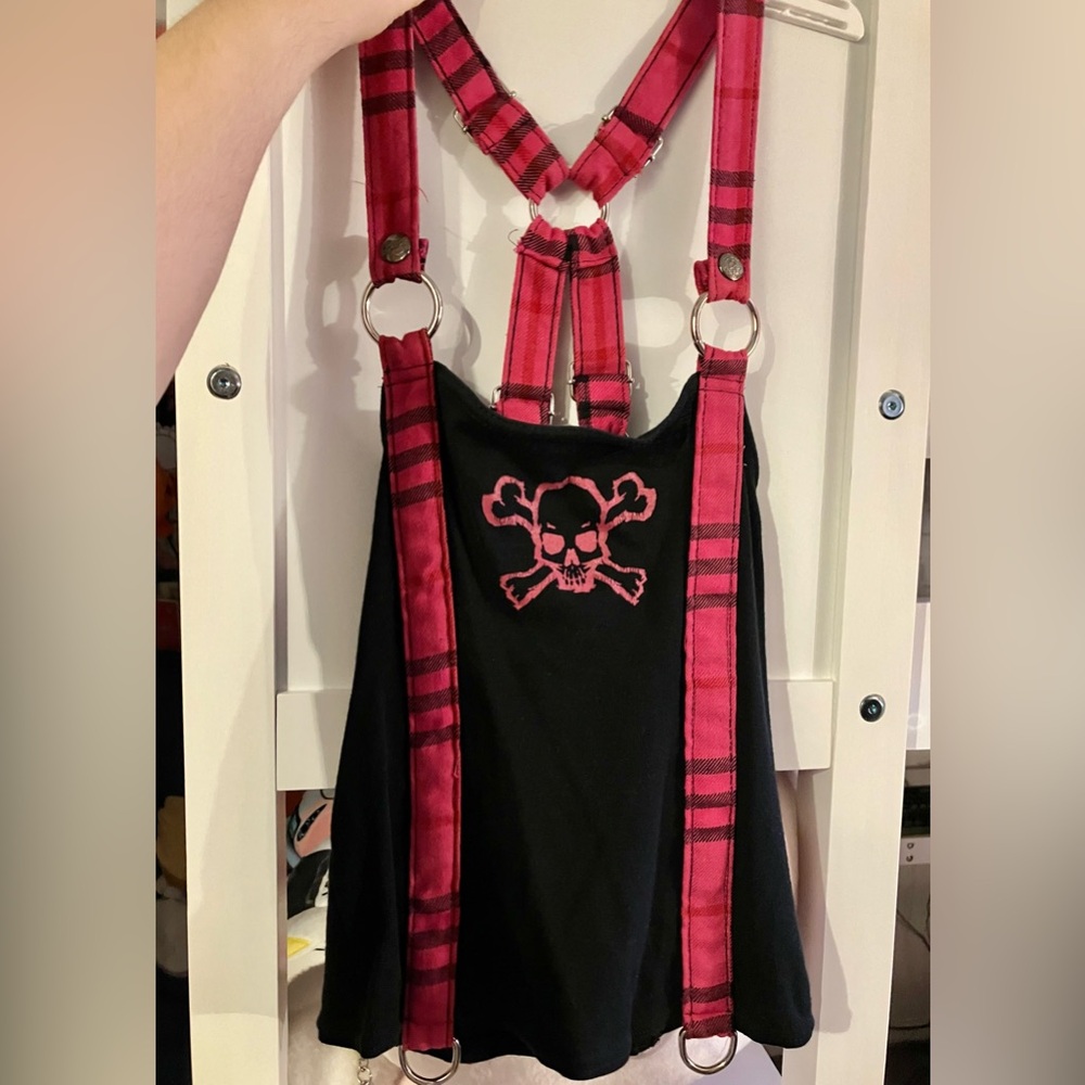 ((SIDE TRADE ISO)) PINK SKULL LIP SERVICE SKATE AND DISORDERLY TOP!